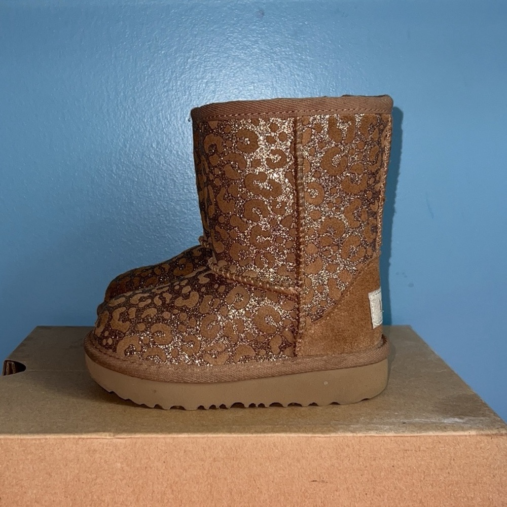 CLASSIC II GLITTER LEOPARD UGG